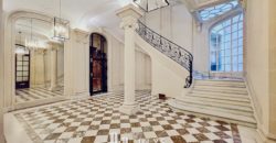 Place Victor Hugo – Élégant Appartement 7/8 Pièces, à Rénover