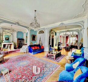 Place Victor Hugo – Élégant Appartement 7/8 Pièces, à Rénover