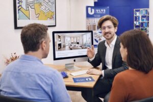 Julien Benyamin, expert chez ULYS Immobilier, expliquant les stratégies de vente et les leviers d'estimation immobilière à Paris pour aider des propriétaires à réussir leur projet.