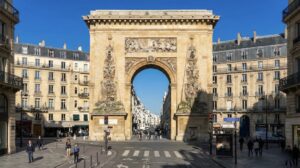 Vue de la Porte Saint-Denis, monument historique emblématique du 10e arrondissement de Paris, illustrant l'importance de la solidité des diagnostics dans une estimation immobilière.