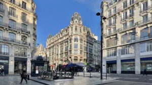 Texte suggéré : Architecture typique à l'angle de la rue Réaumur et de la rue des Petits Carreaux à Paris 2e, quartier Sentier-Montorgueil, pour une estimation immobilière d'appartement.