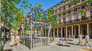 Vue de la Place Colette et du Kiosque des Noctambules à Paris 1er, illustrant l'environnement d'un appartement pour une estimation immobilière dans le quartier du Palais-Royal.