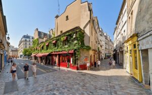 Angle historique de la rue des Rosiers et de la rue des Hospitalières-Saint-Gervais à Paris 4e, quartier du Marais, pour une estimation immobilière d'appartement de charme.